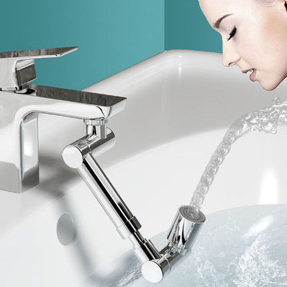 Embout robinet EcoSplash chromé ouvert fixé sur mitigeur chromé jet eau vers visage jeune femme