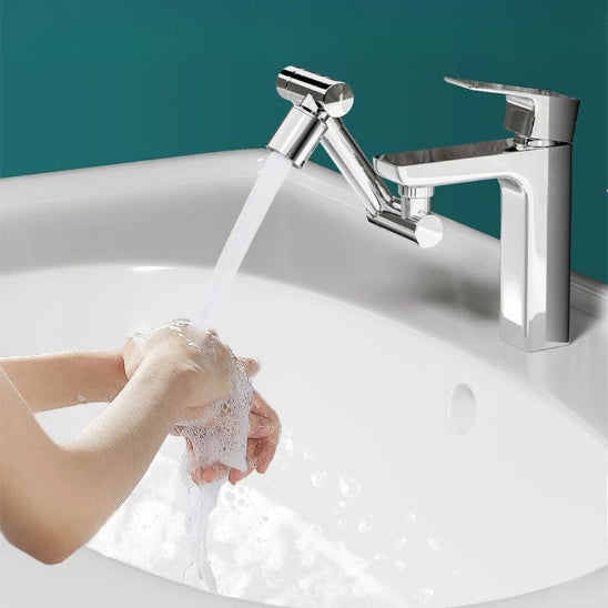 Embout robinet EcoSplash chromé ouvert eau couler sur les mains