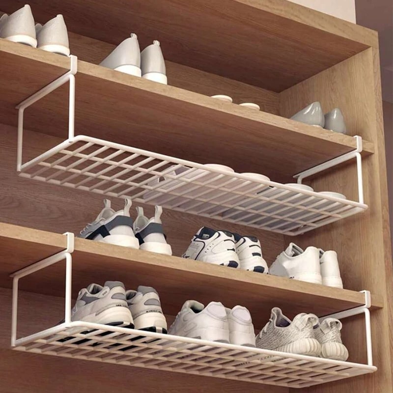 Etagère-chaussure-suspendue-rangement-innovant-contenant-deux-paires-de-pantouf