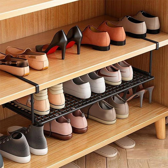 Etagère-chaussure-suspendue-rangement-innovant-contenant-trois-paires-de-baskets