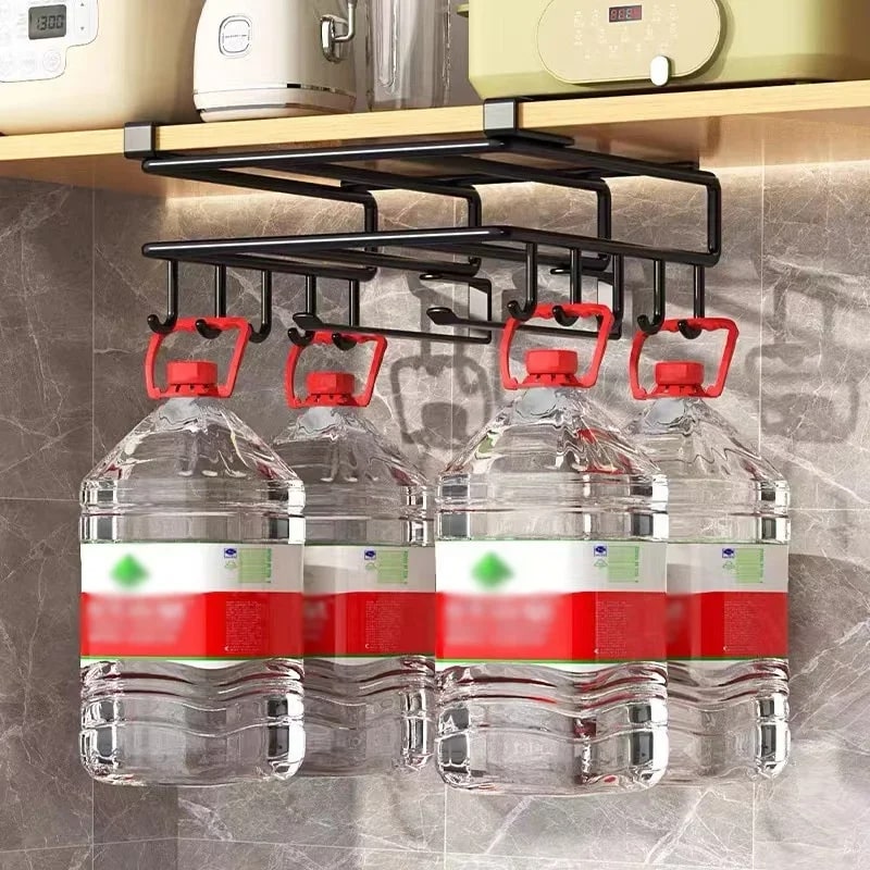 Étagère-de-rangement-innovant-avec-bouteilles-accrochées
