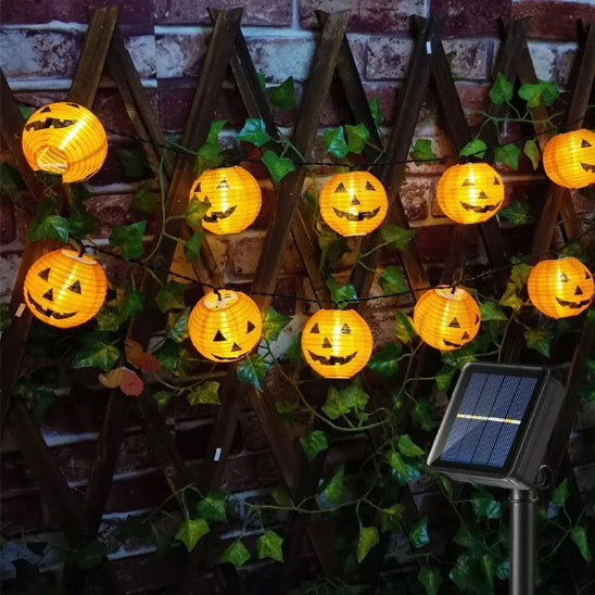 Guirlande ÉcoLumière lanterne  lumière chaude citrouille halloween allumée suspendue décoration plante grimpante mur maison
