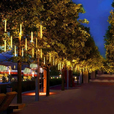 Guirlande LED Météore Jardin allumée lumière blanc chaud allumée décoration rangée arbres dans un parc