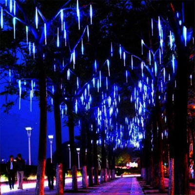 Guirlande LED Météore Jardin allumée lumière bleu décoration rangée arbres dans un parc