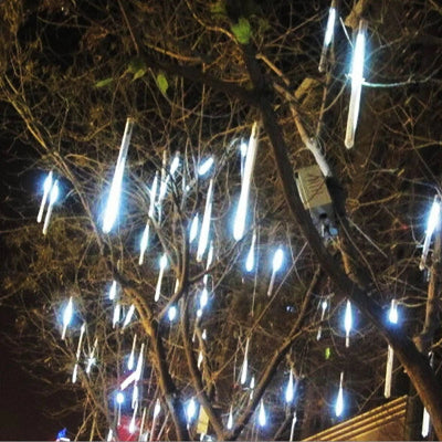 Guirlande LED Météore Jardin allumée lumière blanc froid décoration arbre jardin maison