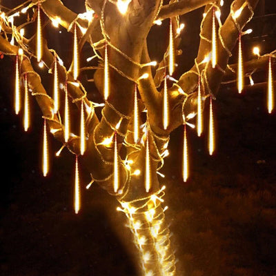 Guirlande LED Météore Jardin allumée lumière blanc chaud décoration tronc arbre dans la nuit