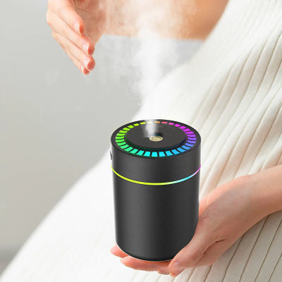 Humidificateur d'air chambre tenue dans la main par une utilisatrice