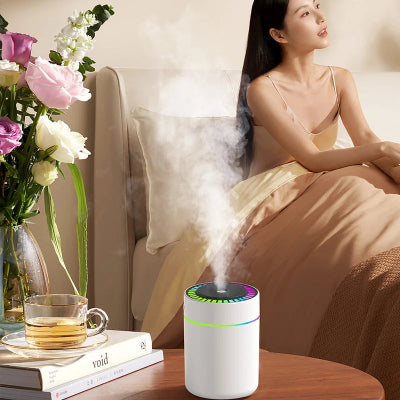 Humidificateur d'air chambre blanc posé sur table de chevet 