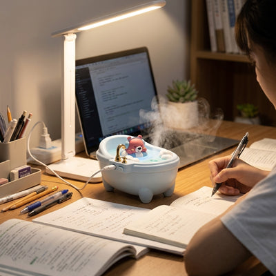 Humidificateur d air  Baignoire bleu posé sur bureau jeune fille travaillant ses devoirs scolaires