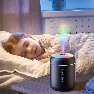 Humidificateur d'air  Pur et Sain sur une table dans la chambre petite fille dormant paisiblement