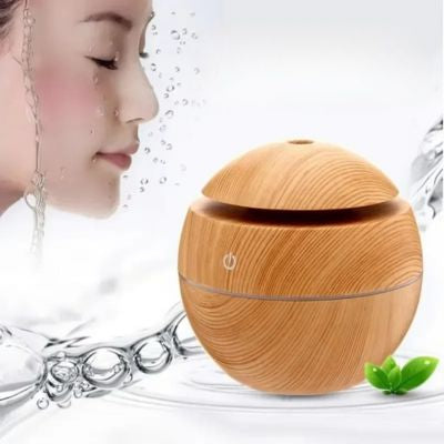 Humidificateur d air​ marron clair humidifie le visage une jeune femme