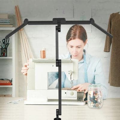 Lampe de bureau éclairant jeune femme coudre