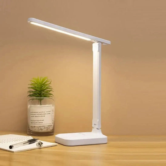 Lampe de bureau  LumiWork allumée côté pot plante