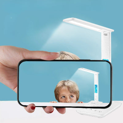Lampe de bureau SmartProtect petit garçon regarde sans être gêné la lumière émise par la lampe