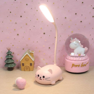 Lampe de bureau enfant rose sur bureau beige