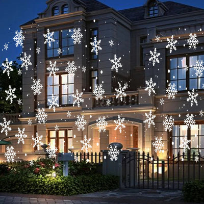PROJECTEUR LED EXTERIEUR Flocons Féériques posé sur la neige projection flocons neige sur façade grande maison nuit tombée ciel bleu