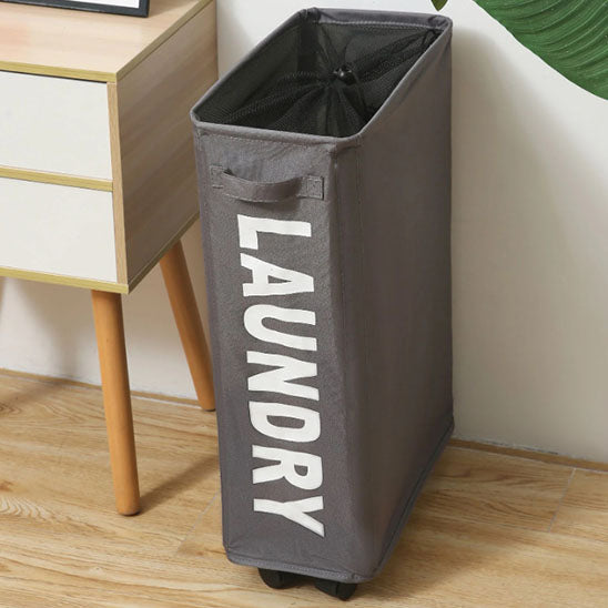 Panier-à-linge-pliable-avec-des-roulettes-rangement-innovant-pose-à-côté-de-un-meuble-vintage