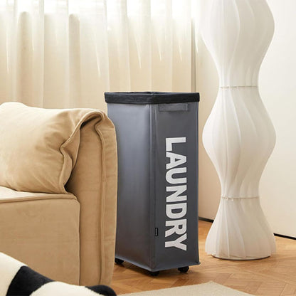 Panier-à-linge-pliable-avec-des-roulettes-rangement-innovant-posé-dans-un-salon