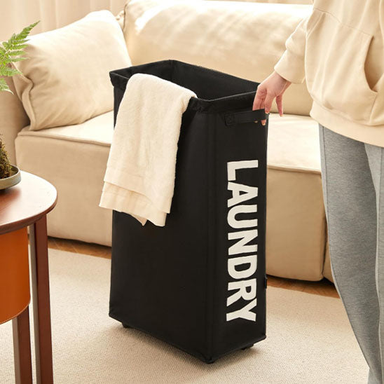 Panier-à-linge-pliable-avec-des-roulettes-rangement-innovant-posé-dans-un-salon-lumineux