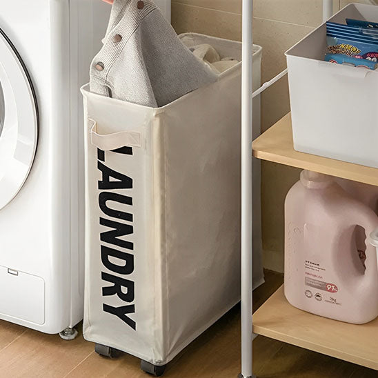 Panier-à-linge-pliable-avec-des-roulettes-rangement-innovant-posé-dans-une-buanderie-rempli-de-linges-sales
