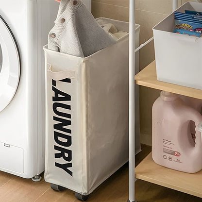 Panier-à-linge-pliable-avec-des-roulettes-rangement-innovant-posé-dans-une-buanderie-rempli-de-linges-sales