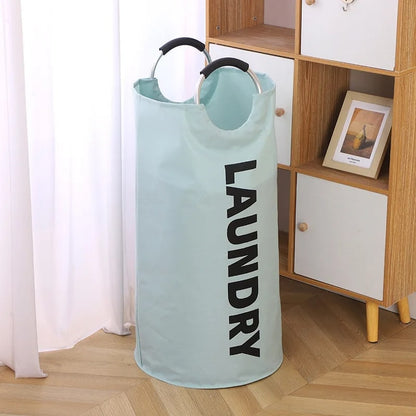 Panier-à-linge-pliable-spacieux-rangement-innovant-bleu-ciel-posé-dans-le-salon