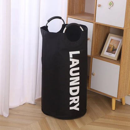 Panier-à-linge-pliable-spacieux-rangement-innovant-noir-posé-dans-le-salon