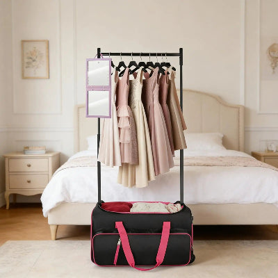 Penderie de voyage Deluxe noir rouge placée devant lit chambre hôtel