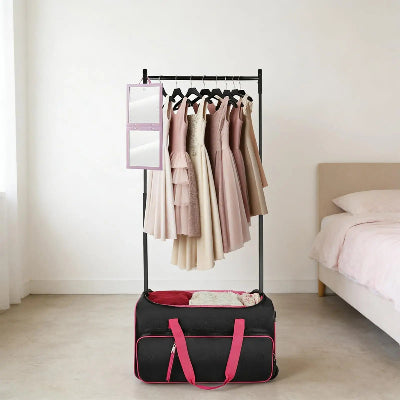 Penderie de voyage Deluxe noir rouge placée côté lit chambre hôtel