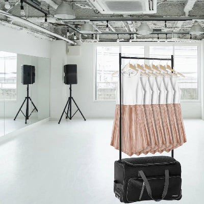 Penderie de voyage Deluxe noir gris  avec vêtement suspendus sur le portant des vêtements posée dans une salle de danse