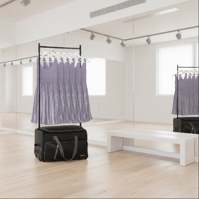 Penderie de voyage Deluxe noir gris   avec robes suspendues sur le portant des vêtements