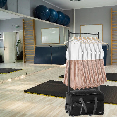 Penderie de voyage Deluxe noir gris   avec robes suspendues sur le portant des vêtements dans salle de danse