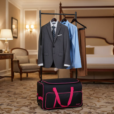 Penderie de voyage Deluxe noir rouge gris avec des vêtements suspendus sur son portant dans chambre hôtel luxueuse