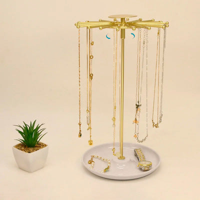 Porte bijoux  Élégant portant des bijoux placé à côté pot fleurs