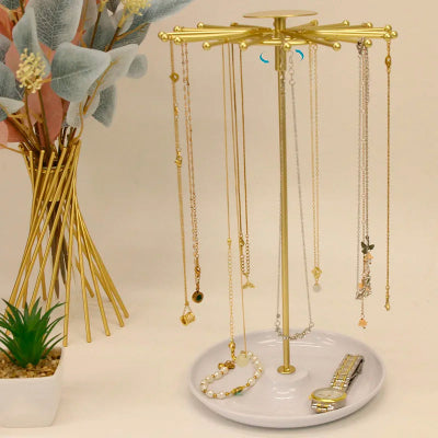 Porte bijoux  Élégant portant des bijoux placé côté fleurs et plantes