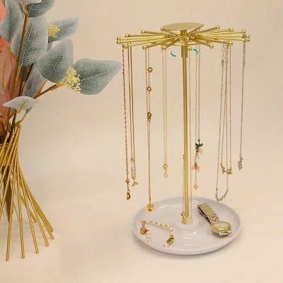 Porte bijoux  Élégant placé côté fleurs