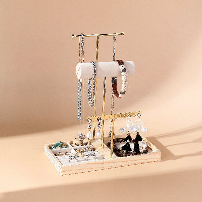 Porte bijoux  Élégant Organisateur doré portant des bijoux précieux