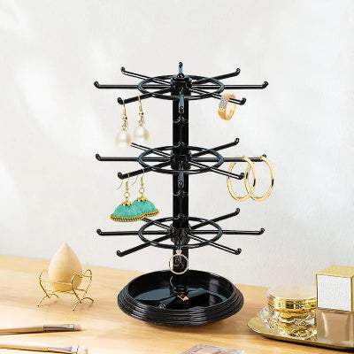 Porte bijoux  Élégant pratique noir rempli de bijoux posé sur support en bois