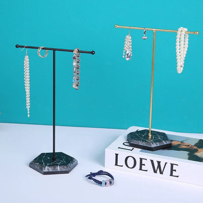 Porte bijoux Organisateur élégant noir doré et noir portant des bijoux 