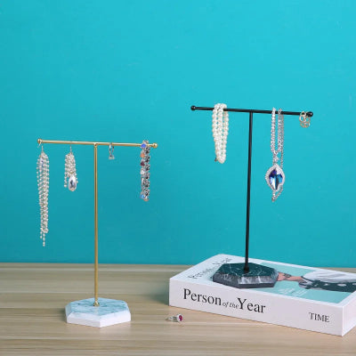 Porte bijoux Organisateur élégant blanc doré et noir doré portant des bijoux