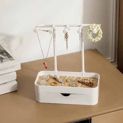 Porte bijoux  Pratique blanc version avec tiroir remplis de bijoux posé sur meuble revêtement en cuir