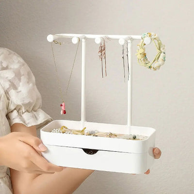Porte bijoux  Pratique blanc version avec tiroir remplis de bijoux porté par une jeune fille
