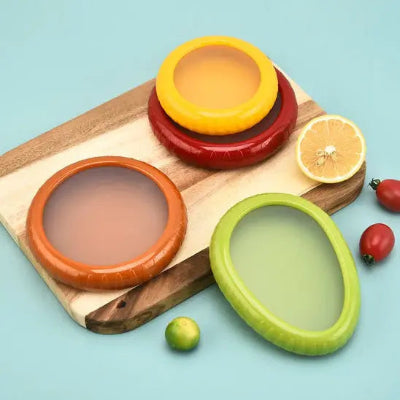 Rangement-Cuisine-Boîte-de-Conservation-Alimentaire-en-Silicone-rangement-innovant-posé-sur-une-planche-de-cuisine