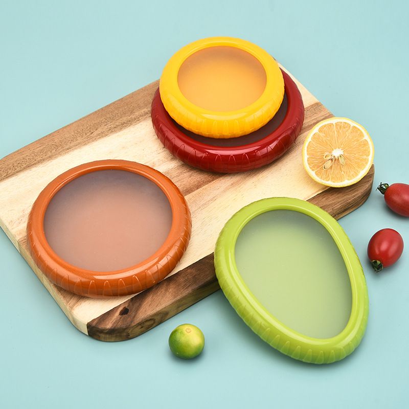 Rangement-Cuisine-Boîte-de-Conservation-Alimentaire-en-Silicone-rangement-innovant-posé-sur-une-planche-de-cuisine