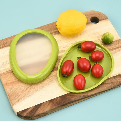 Rangement-Cuisine-Boîte-de-Conservation-Alimentaire-en-Silicone-rangement-innovant-pour-avocat-posé-sur-une-planche-de-cuisine