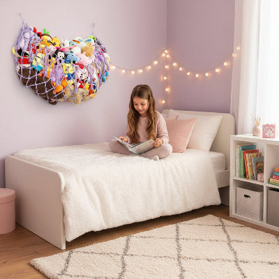 Rangement Peluche Coton Bohème violet rempli peluches accroché au mur