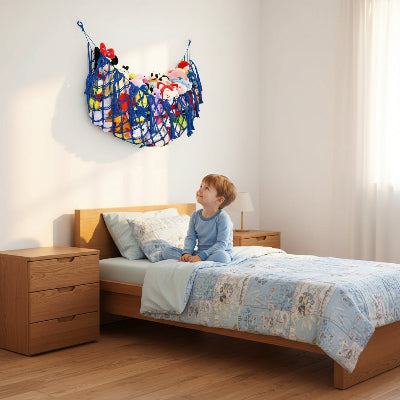 Rangement Peluche Coton Bohème bleu rempli peluches accroché au mur