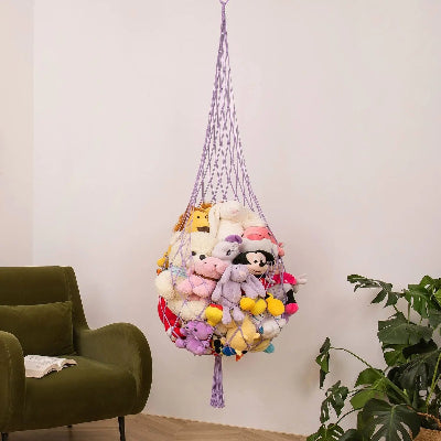 Rangement peluches Suspendu Bohème violet suspendu côté fauteuil