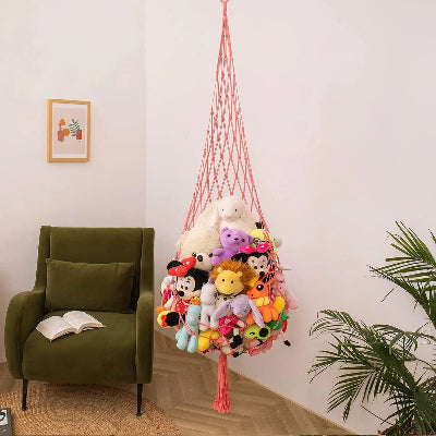 Rangement peluches Suspendu Bohème rose suspendu côté fauteuil