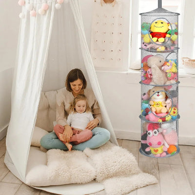Rangement pour peluche  Suspendu 4 compartiments gris rempli peluches suspendu dans chambre petite fille